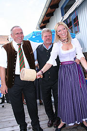 Toni Roiderer (li.) und Georg Heide (Mi) mit Kabarettistin Monika Gruber (Foto: Martin Schmitz)